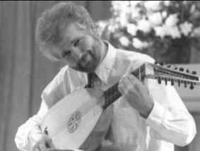 Ian Honeyman op luit.JPG